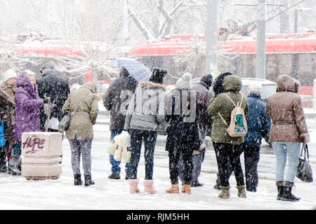Belgrado, Serbia - Gennaio 3, 2019: persone in attesa per i mezzi di trasporto pubblico presso la fermata degli autobus in pesante la bufera di neve in inverno Foto Stock