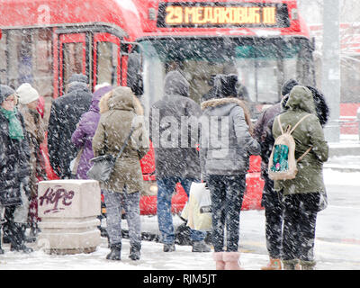 Belgrado, Serbia - Gennaio 3, 2019: persone in attesa per i mezzi di trasporto pubblico presso la fermata degli autobus in pesante la bufera di neve in inverno Foto Stock