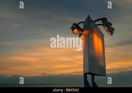 Segno illuminata di sera Foto Stock