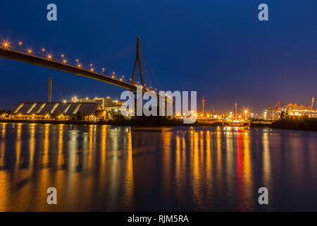 Illuminata Köhlbrand bridge di notte Foto Stock