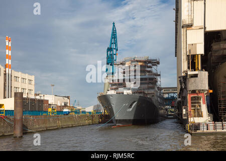 La porta in scena con la nave in riparazione nel porto di Amburgo Foto Stock