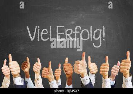 Successo il concetto di motivazione con il tedesco slogan "Viel Erfolg' (vi auguro successo) scritti sulla lavagna con Chalk Foto Stock
