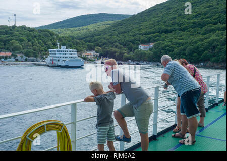 Sul traghetto a Brestova di lasciare il porto di Porozina sull isola di Cherso Croazia Foto Stock