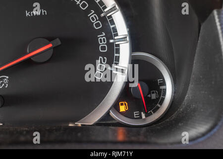 Basso livello carburante visualizza tachimetro sul cruscotto. Foto Stock