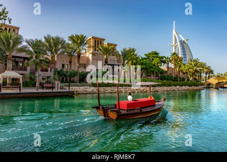 Dubai, UAE / 11. 03. 2018 : abra giro in barca nel souk medinat jumeirah