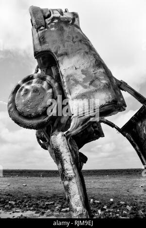 Cadillac Ranch è un arte di installazione compresa di vecchie Cadillac semi-interrato, naso verso il basso e verniciato a spruzzo quotidianamente dai visitatori vicino Amarillo, TX Foto Stock