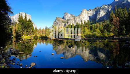 Panoramica valle di Yosemite vista sul fiume con bella riflessione, CALIFORNIA, STATI UNITI D'AMERICA Foto Stock