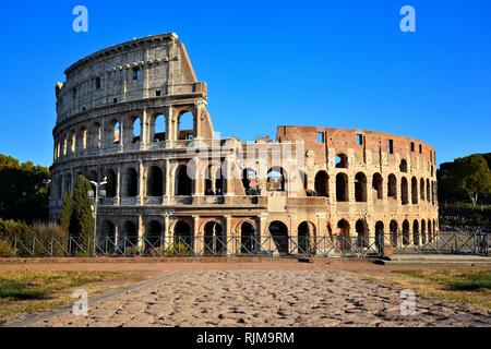 Roma, Italia, il Colosseo. Vista dal Forum con pietra antica strada. Foto Stock