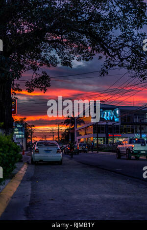 Una foto di una strada trafficata in Santa Ana, Costa Rica durante una bella e romantica al tramonto. Presa accanto alla Santa Ana centro città. Foto Stock