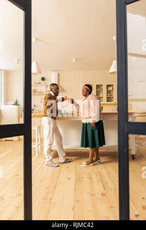 Felice Afro American giovane godendo il loro tè Foto Stock