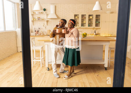 Felice bella coppia bere il tè del mattino Foto Stock