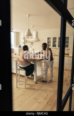 Bella coppia sposata avente la prima colazione al mattino Foto Stock