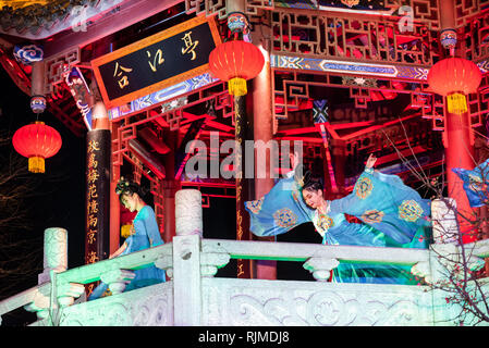 Chengdu, nella provincia di Sichuan, in Cina - Febbraio 5, 2019 : femminile cinese di musicisti e ballerini eseguono un pubblico spettacolo di notte a HeJiang pavilion Foto Stock