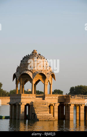 Chhatri nel mezzo del lago Gadisar, Jaisalmer, Rajasthan, India Foto Stock