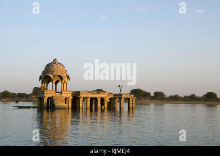 Chhatri nel mezzo del lago Gadisar, Jaisalmer, Rajasthan, India Foto Stock