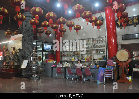 Situazione in Xian ma il tempio che è stato decoreted per il nuovo anno lunare. Indonesiano discendenti cinesi si stanno preparando per le celebrazioni del Capodanno Foto Stock