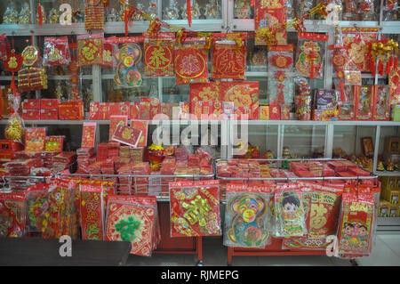 Il nuovo anno lunare decorazioni sono state vendute in un vendor a Sulawesi Street. Indonesiano discendenti cinesi si stanno preparando per le celebrazioni del Lunar Foto Stock