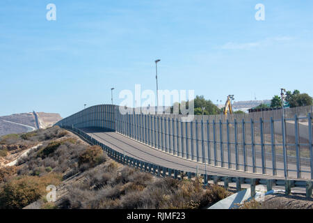 Fissata la recinzione di confine e la strada per Stati Uniti pattuglia di confine di veicoli su di noi - Messico frontiera internazionale Foto Stock