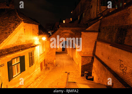 Il passaggio di scale a Sibiu, collega la città alta con la Città Bassa Foto Stock