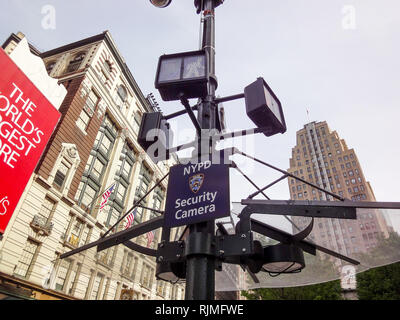 NYPD le videocamere di sorveglianza, Broadway, New York, Stati Uniti d'America Foto Stock