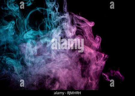 L'arte astratta di colore blu e rosa di fumo nero su sfondo isolato. Arrestare il movimento del fumo multicolore su sfondo scuro Foto Stock
