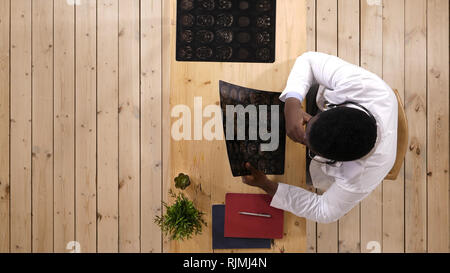 Maschio di African Medical medico che lavorano in ufficio. Foto Stock