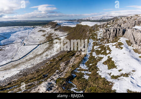 Paesaggio invernale con coperta di neve scenario dalla cicatrice Smearsett nel Yorkshire Dales Foto Stock