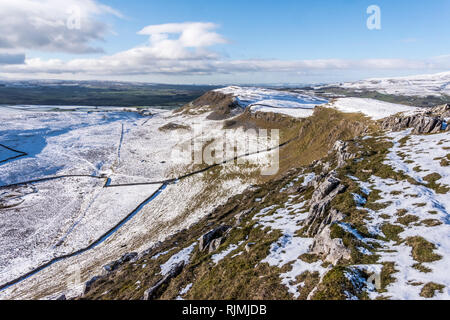 Paesaggio invernale con coperta di neve scenario dalla cicatrice Smearsett nel Yorkshire Dales Foto Stock