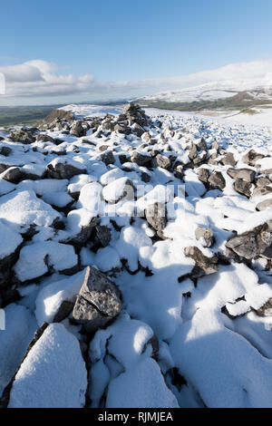 Paesaggio invernale con coperta di neve scenario dalla cicatrice Smearsett nel Yorkshire Dales Foto Stock