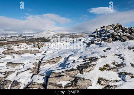 Paesaggio invernale con coperta di neve scenario dalla cicatrice Smearsett nel Yorkshire Dales Foto Stock