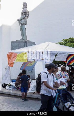 Wichis persone nella piazza principale di Salta Argentina protesta per le popolazioni indigene il diritto all'istruzione nella lingua Wichi Foto Stock