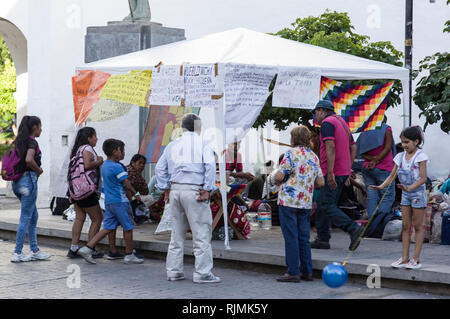 Wichis persone nella piazza principale di Salta Argentina protesta per le popolazioni indigene il diritto all'istruzione nella lingua Wichi Foto Stock