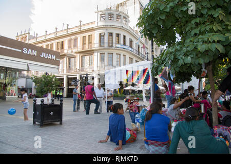 Wichis persone nella piazza principale di Salta Argentina protesta per le popolazioni indigene il diritto all'istruzione nella lingua Wichi Foto Stock