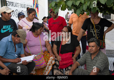 Wichis persone nella piazza principale di Salta Argentina protesta per le popolazioni indigene il diritto all'istruzione nella lingua Wichi Foto Stock