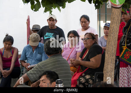 Wichis persone nella piazza principale di Salta Argentina protesta per le popolazioni indigene il diritto all'istruzione nella lingua Wichi Foto Stock