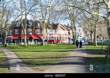 Barnes Common e Gail's Cafe in Church Road, Barnes, Londra, SW13, Inghilterra, REGNO UNITO Foto Stock