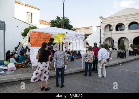 Wichis persone nella piazza principale di Salta Argentina protesta per le popolazioni indigene il diritto all'istruzione nella lingua Wichi Foto Stock