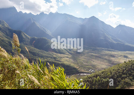 Terrazze di riso sul fianco della montagna in raggi di luce del sole. Raggi di sole sulle colline. bellissimo paesaggio di montagna, Vietnam Foto Stock
