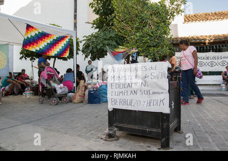 Wichis persone nella piazza principale di Salta Argentina protesta per le popolazioni indigene il diritto all'istruzione nella lingua Wichi Foto Stock