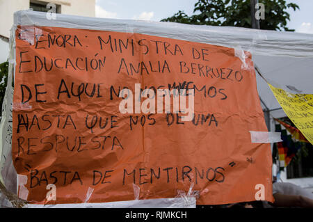 Wichis persone nella piazza principale di Salta Argentina protesta per le popolazioni indigene il diritto all'istruzione nella lingua Wichi Foto Stock