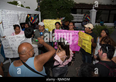 Wichis persone nella piazza principale di Salta Argentina protesta per le popolazioni indigene il diritto all'istruzione nella lingua Wichi Foto Stock