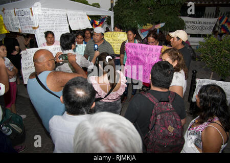 Wichis persone nella piazza principale di Salta Argentina protesta per le popolazioni indigene il diritto all'istruzione nella lingua Wichi Foto Stock