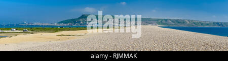 Vista lungo Chesil Beach vicino a Weymouth verso l'isola di Portland Dorset England Regno Unito Foto Stock