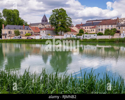 Autocaravan Camper & campeggio automobili parcheggiate sulla banca francese del fiume Marne. Nella piccola cittadina di Mareuil Sur Ay, regione di Champagne di Francia. Foto Stock