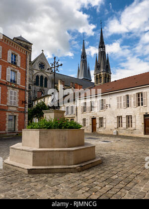 Rue du lycée, Châlons-en-Champagne, Francia con una vista della Chiesa Cattolica, Collégiale Notre-Dame en Vaux. Champagne francese è prodotta qui. Foto Stock