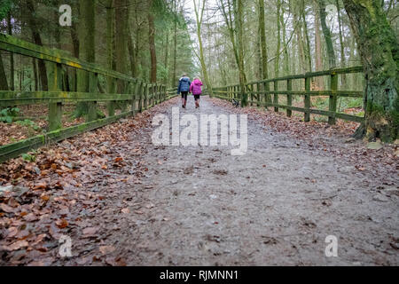 Due ragazze camminare in St Ives Estate in Bingley, Bradford, West Yorkshire. Foto Stock