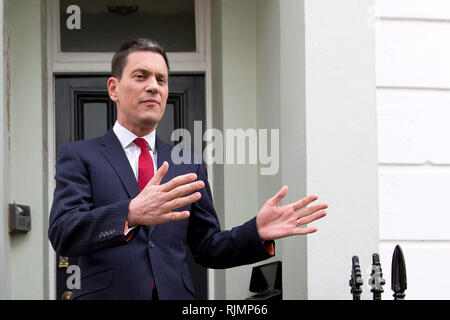 David Miliband parla ai media al di fuori della sua casa a Londra. Marzo 27, 2013. Foto Stock