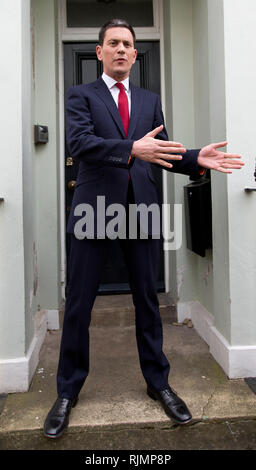 David Miliband parla ai media al di fuori della sua casa a Londra. Marzo 27, 2013. Foto Stock