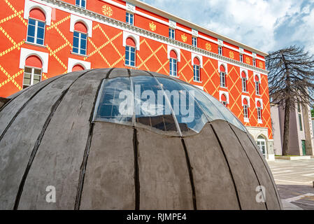 Bunker in centro a Tirana, Albania con il Ministero dello Sviluppo Urbano in background Foto Stock