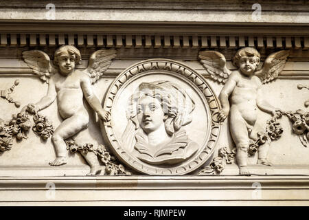 Regno Unito Gran Bretagna Inghilterra Città di Londra Cornhill Street edificio esterno architettura ornamentale bassorilievo scultura medaglioni de Foto Stock